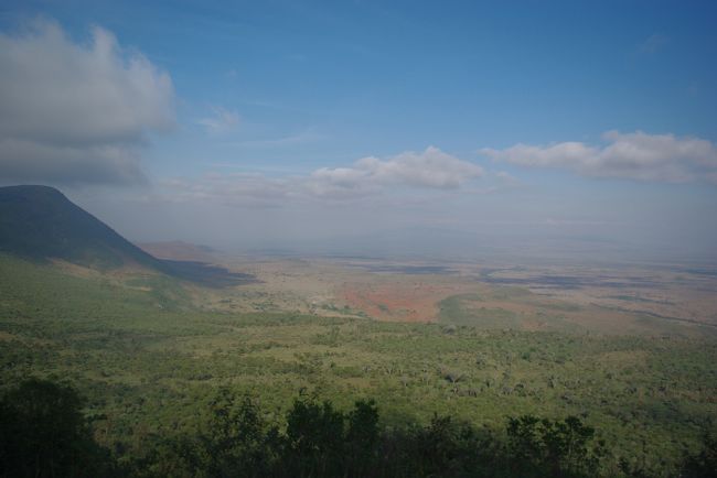 山沿いに道路があって、そこを走るんですけど、<br />その横はガクッと断崖。<br />そして、１段低いところに大地が広がってます。<br />左側の山の斜面、分かりますか？<br />これがず〜〜〜〜っと続いてて、<br />大地も向こう側が見えない。見えても霞んでるくらいに広いです。<br />この地球の裂け目は今でも少しずつ広がってるらしいです。