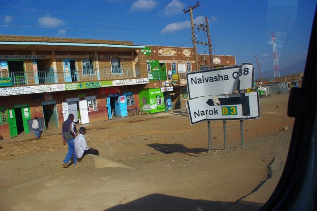 ナイバシャには後から行くので、<br />マサイマラ方面、「ナロック」へ向かいます。