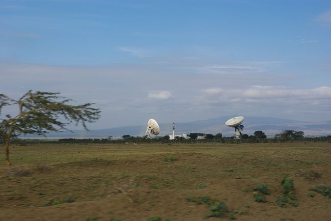 大地溝帯の中を延々と走ると突然見えた巨大衛星。<br />さっきの大地溝帯ビューポイントからもちっちゃく見えてました。<br />何にもない所にこれだけがド〜ンとあるから、<br />本当に宇宙と交信してるのかと思えます。<br />普通に衛星放送とかの通信用らしいですけど。