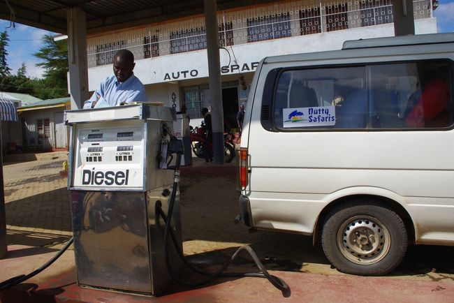 ナロックの街で給油。