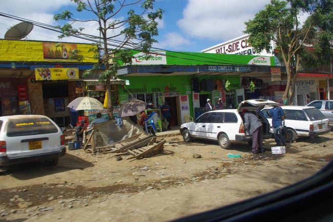 この緑のお店もたくさんのところで見かけました。<br />ｓａｆａｒｉｃｏｍ：携帯かな？<br />空港でも大きい看板があったし。