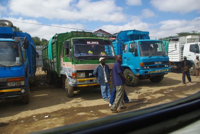 日本車がんばってます！！<br />トラックはＩＳＵＺＵだらけ。<br />トヨタの車をたくさん見ました。<br />私たちの車もトヨタですし、ヴィッツやエスティマ、ランクルなどなど、車に詳しくない私でも分かる車もたくさん走ってました。