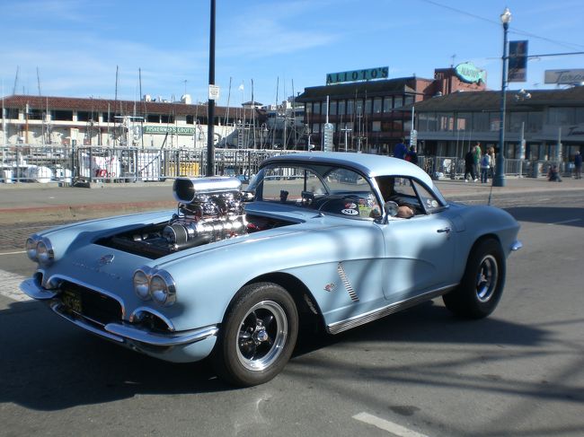 これは初代コルベットなのか？<br />とすれば50年以上のクラッシックカーだ！<br />スーパーチャージャーが迫力満点。<br /><br />カリフォルニアの空とマッチしてるね。