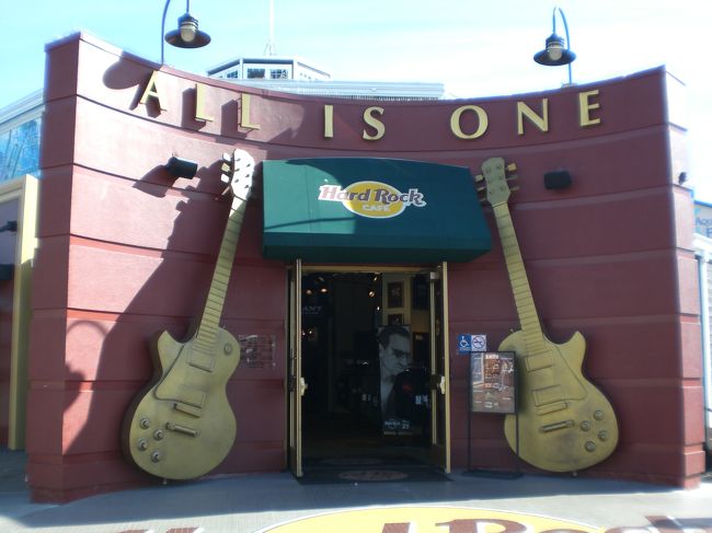 ハードロックカフェへ。<br />Peter CrissのKISSピンをゲット！！<br />目的その2達成です。