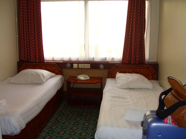 旅行社まかせて値段がほどほどで選んだホテルです、トラムの駅には近かったのですが空港からの移動はタクシーにしました、空港から乗ったタクシーと次の日ホテルから呼んでもらったタクシーでは料金が倍ぐらい違いました。オランダでも空港の客待ちのタクシーはぼられる可能性があると最初の勉強でした。部屋の電球が切れていたりシャワールームが汚かったりとちょっと×のホテルでしたがスタッフは愛想は良く、朝食はその後に泊まったいくつかのホテルと比べても劣るものではありませんでした。