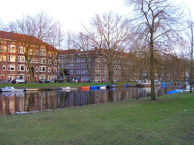 ホテルの周辺の町並みです。夕方ホテルに着き、機内食でお腹はすいていなかったのですが。時差の調整とはじめてのヨーロッパで少しハイになっていて、寝る前に散歩に出かけました。ホテルの周辺はアムステルダム郊外で、結構大きな企業のビルも立ち並ぶ地域で住宅地と商店街があり、ビジネスマンや車で来ている人が多かったのでビジネスには便利なホテルだったのかもしれません。