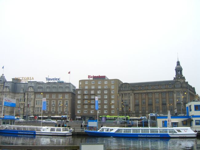 駅前の運河にキャナルバスの乗り場があり市内の運河を巡るコースが３路線ありチケットを買うと一日市内どこでも乗り降り可能でした。市内には約30以上の美術館や博物館、公園等が点在しておりたぶん一日ゆっくり楽しむことができると思いましたが、われわれは時間に制限があったのでゴッホ美術館に絞って回ることにしました。