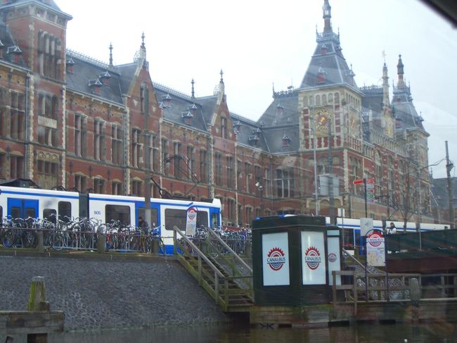 船着き場から見たアムステルダム中央駅。キャナルバスと同じ船着場から別の観光船も出ていてチケットをどちらで買ったらよいかわからないのでチケット売り場の人に聞いたら、多分毎日聞かれているらしく、こちらはキャナルバスではないととつっけんどに返事されました。後で、キャナルバスに乗った時に、他の観光客のおじさんが、あっちの船は高いだけでこっちのほうがいいと教えてくれました。