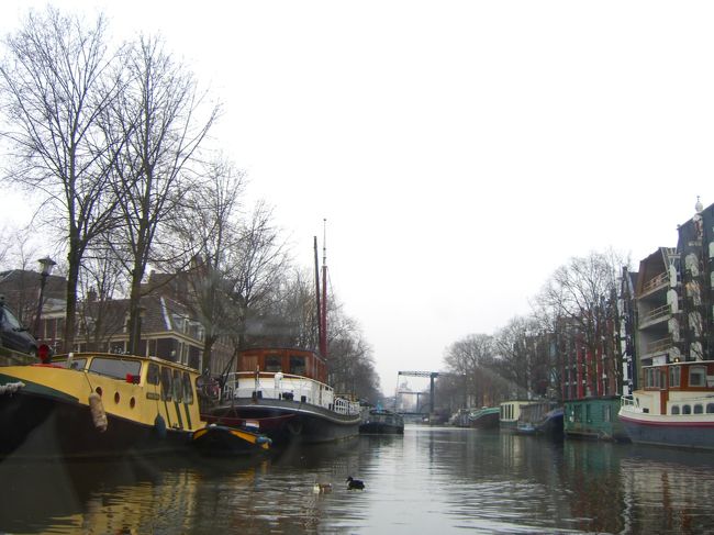 運河。船は市内の運河をゆっくり移動しオランダ語と英語で両岸の建物をガイドしてくれます、本当にオランダらしい景色が続きます。