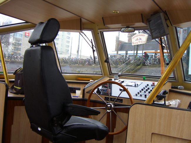 キャナルバスの運転席　