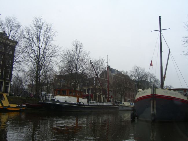 両岸には様々なボートハウスが停泊していました。