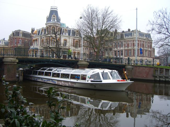 船は低い橋の下をくぐれる構造になっていました