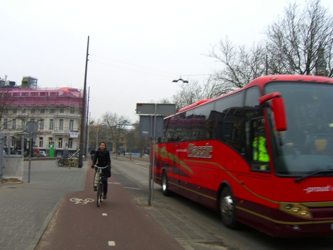 オランダは自転車が普及していて列車にも折りたたみ自転車で乗り込んでいましたし、道路も車道と歩道んの間に自転車道が設けられているところが多かったです。