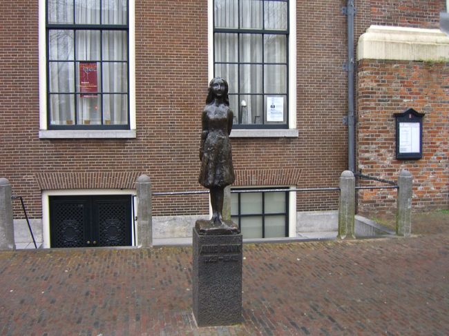 アンネフランクの家の前にあるアンネの像　美術館からの帰りはアンネの家の前の船着場で降りて駅まで地図をたよりに歩くことにしました。ぶらぶらあるいて３０分ぐらいで。途中にはおしゃれなカフェやレストランもたくさんありました