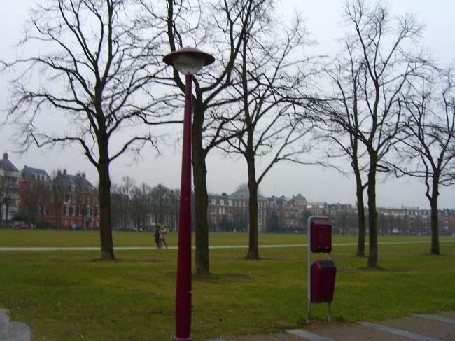 ゴッホ美術館へ行く途中の公園　　ゴッホ美術館は新しくとても大きくてゴッホの作品が堪能できました。地元の人も多く訪れるようでチケットを買うために約３０分並びました。、