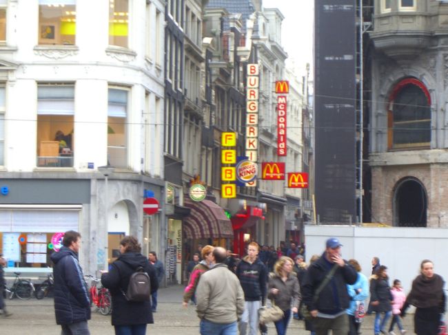 駅近くの繁華街は銀座か道頓堀といった雰囲気で休日を楽しんでいるいろいろな国の人であふれてかっきがありました。