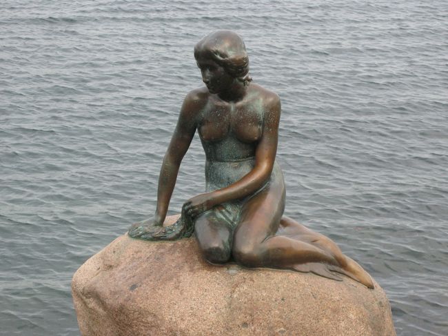 夕方ｺﾍﾟﾝﾊｰｹﾞﾝ/ｶｽﾄﾛｯﾌﾟ国際空港に到着。<br />宿泊先のB&amp;Bまでの列車とﾊﾞｽの移動に手こずったけど<br />やっと到達。<br />一息ついて先ずはお約束の『人魚の像』へ。