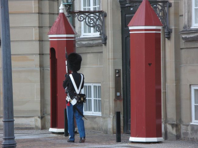 ｱﾒﾘﾝﾎﾞｰへ向かう道の角を曲がったら...<br />いたいた！衛兵さん。