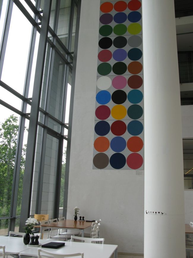 国立美術館内のcafe。<br />白を貴重にしたとても洗練された雰囲気。<br />日曜だっていうのに人が少なく、ゆっくりできました。