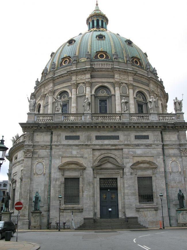 12時に始まる『ｱﾒﾘﾝﾎﾞｰ宮殿』での衛兵交代式を見る前に、『ﾌﾚﾃﾞﾘｸｽ教会』へ。<br />ﾉﾙｳｪｰ産の大理石を使用したために費用かかかり、一旦建築を中止させてしまったそう。<br />ﾉﾙｳｪｰ産の大理石って高価なんだ。