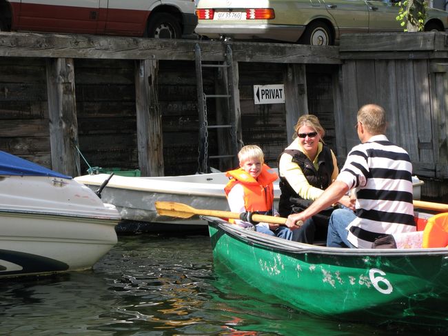 この辺りに住んでる人は皆船を持ってるみたい。<br />水上の交通の方が便利なんだろうね。<br />船の上でﾜｲﾝを飲んだり、読書してたり、そんな時間の過ごし方してみたい。