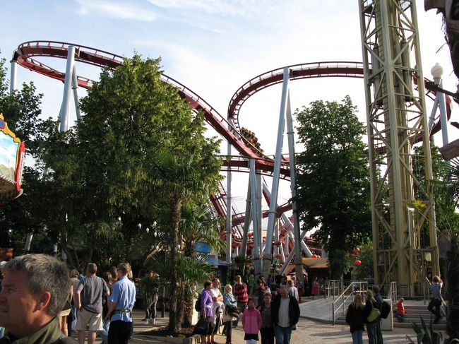 日曜日のせいもあると思うけど、<br />遊園地なのに大人がいっぱい。