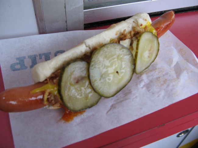 最後に中央駅前のﾎｯﾄﾄﾞｯｸﾞｽﾀﾝﾄﾞで。<br />写真を指差して注文したけど、「全部乗せる？」<br />みたいなこと聞かれたから「Yes」って答えたら<br />ﾋﾟｸﾙｽやら何やら乗せてくれた。<br />写真に書いてあるのよりちょっぴり高くなったけど...。