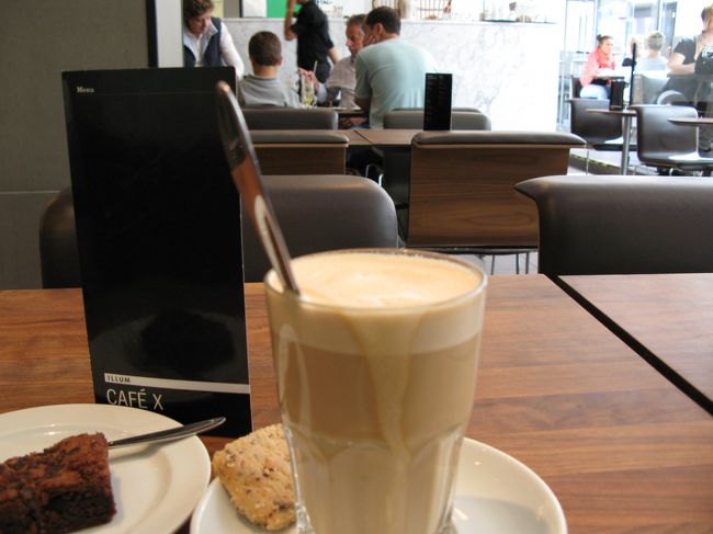 3日目。<br />ｺﾍﾟﾝﾊｰｹﾞﾝで初めての平日。<br />週末はshopもﾃﾞﾊﾟｰﾄも休みなんだよね。<br />午後には移動だからほんの数時間のｼｮｯﾋﾟﾝｸﾞ。<br /><br />疲れちゃったから『ｲﾙﾑ』のｶﾌｪで休憩。<br />ｶﾌｪﾗﾃとｳﾌﾞﾗｳﾆ-、美味しかった。