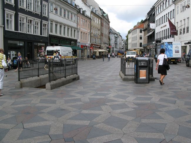 この柵の下になにがあると思う？<br />答え：ﾄｲﾚ。<br />すぐ横にはﾛｲﾔﾙｺﾍﾟﾝﾊｰｹﾞﾝがあるのに。