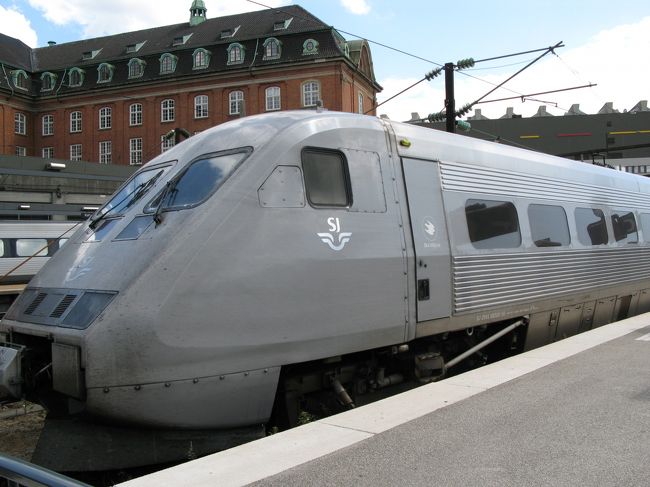 この列車でｽﾄｯｸﾎﾙﾑへ向かいます。<br />ﾎｰﾑがよくわからなくて、不安だったからﾎｰﾑにいた<br />駅員さんに聞いたら、全く違うﾎｰﾑだったみたい。<br />聞いてよかった。<br />列車は時間ｷｯｶﾘ、放送もﾍﾞﾙも無く静かに動き出した。<br />ぼんやりしてたら乗り遅れてたかも。