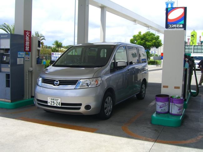 (ﾟДﾟ)ﾉ ｧｨ 　那覇到着と同時に、レンタカーやさんに。<br />さすがに7月ともなると、観光客も多く、ピックアップ車は、満杯。ほんで、借りる予定のサイズの車が、まだ帰ってないとのことで、こんな大きな車を借りることになりますた。<br />2人なんですけど・・・(；´∀｀)･･･うわぁ･･･ <br />助手席に座るだけじゃもったいない気がしたので、わたくしは、後ろの席でふんぞり返りっ！ww<br />「運転手くん。では、アリビラに行ってくれたまえww」