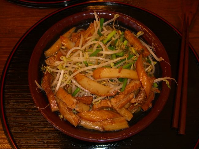 あ、その前にもうお昼も過ぎたので、「何か食べるべー」で、入ったお店が、もう読谷に来てからww。<br />そこの名物？「もやしそば」ですぢゃww。<br />もやしが「これでもか！」状態で入ってて、麺にたどり着けませーーんww<br />お腹一杯になりました。