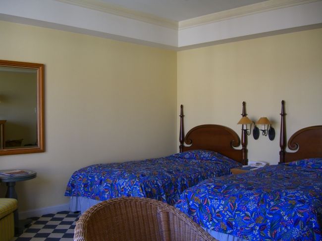 (ﾟДﾟ)ﾉ ｧｨ 　アリビラのお部屋の中ですねー。<br />さすが、日航！サービスいい！部屋も「スタンダード」ですが、充分です！<br />しかし・・・、荷物を運んでくれるベルボーイさんが、部屋まで行く間、あれこれと、ホテルの施設について、案内してくれるわけですわ。<br />「ただ今、歩いておりますお隣は、ショップになりまして、また地下に降りますと、コンビニもございます」とかねぇー。<br />(￣- ￣ ) ンー　ちと、うざいwwww　にーちゃん、すまん(-人-;)