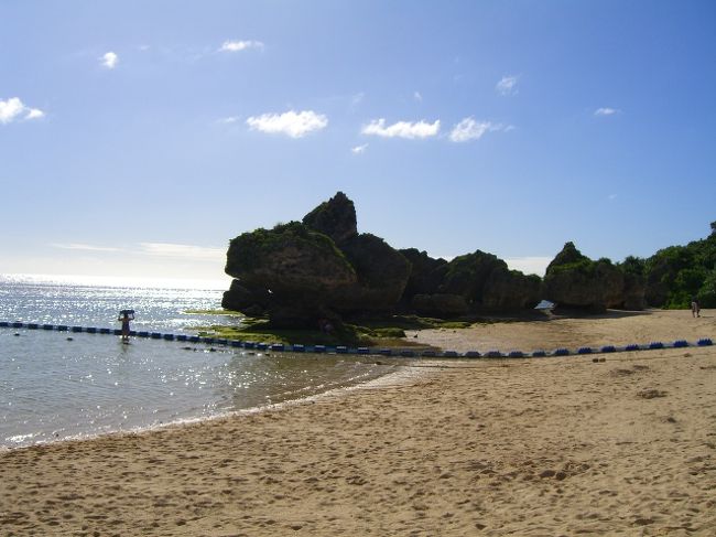 まぁだ、陽が沈むには、早いのでー「ひと泳ぎ〜♪」っちーことで、水着にいそいそと着替え、アリビラのビーチへ♪<br />タオルを借りて、空いてるリクライニング椅子に座り、海を見渡す。<br />「引き潮だねー」<br />入ってみると、膝辺りまでしか水がない。<br />浮き輪に捕まって、せっせと沖まで泳いでも、まだ脚が着くww<br />まあ、それのが、私は安心して泳げるんだけどさー。<br />しばらく、ぽちゃぽちゃ・・・して、焼ける前に撤収！ww