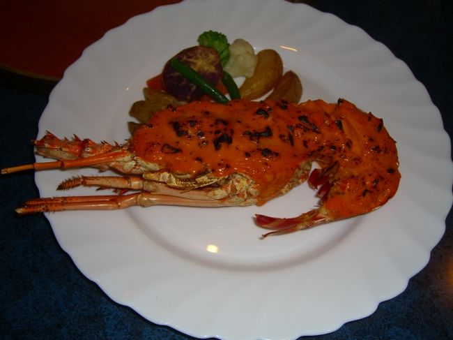 夕食は、なるべくホテルの近くで・・・思い、前もって「ぐるなび」でクーポンのある読谷のお店を調べてますた。<br />「んとねー、ここがいいと思うんだけど」と、夫に印刷したやつを見せると、「いいんじゃない？」<br />そこで、そのお店にGO！<br />ナビに電話番号を入れて、案内開始。<br /><br />「そー言えばサー、前に残波ロイヤルホテルに泊まった時に、近くのレストランで食べたねー」<br />「そーそー、車で走っても、何にもなくて、やっと灯りが見えたとこで、食べたんだよねー」<br />ゝ(　ﾟ∀ﾟ)ﾒ(ﾟ∀ﾟ　)ﾉ ｱﾋｬﾋｬﾋｬ <br /><br />なーんて、笑いながら話して、「あ、どーもここらしい・・・」とナビの示した店は・・・<br />その時のお店ですた・・・(；´∀｀)･･･うわぁ･･･ <br />「島風」というとこです。<br />いえ、店が悪いのではありません。我々がおマヌケなだけです・・・ww