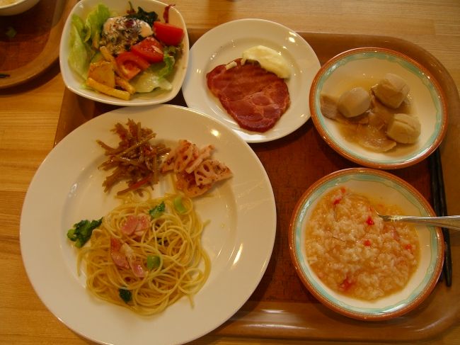 翌朝のアリビラの朝食でーす♪<br />会場は、3箇所に分かれていて、何故か1箇所は、行列が出来るほどの待ち人。<br />「他、行こっかぁ」で、行ったらば、楽勝。<br />何で、そこばかり人がいたんだろ？？