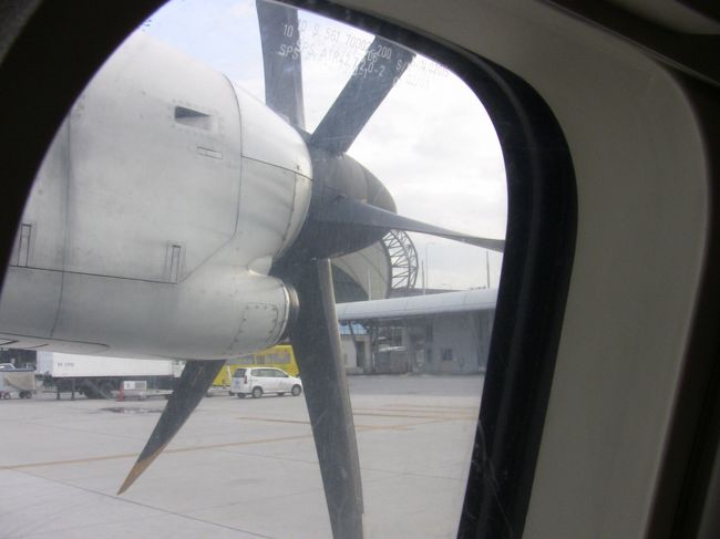 バンコクからシェムリアップに向かいます。<br />必要書類は、ＶＩＳＡ・入出国カード・税関書・健康質問票です。健康質問票は地球の○○○に書いてなかったので、ちょっとパニック。<br />１時間ほどで到着です。<br />