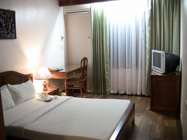 今回宿泊した、タ・プロームホテル。<br />オールドマーケット近くなので、買い物・食事に便利でした。<br />窓の下は隣の建物の駐車場。見晴らしはちょっと悪し。<br />