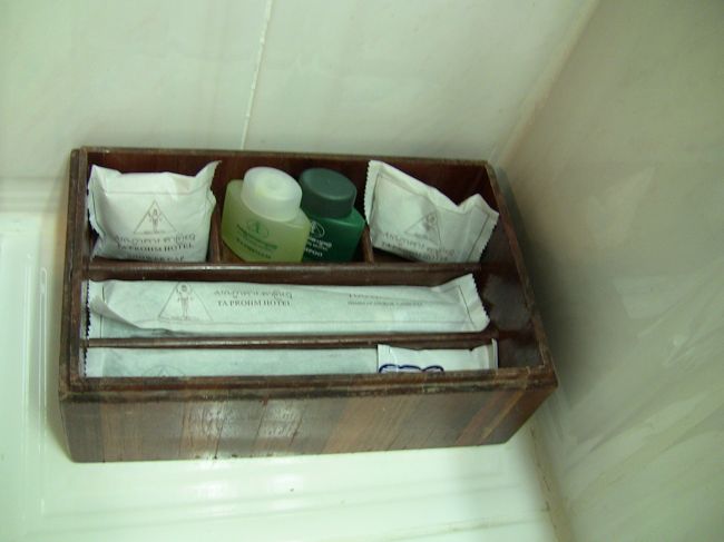 アメニティーは普通に揃ってます。<br />無料ミネラルウオーターは２本。ポカリの粉末を溶かして遺跡観光に使いました。<br />アンコールビール缶はスーパーで、＄０．７０〜＄０．７５。店によって値段が違います。