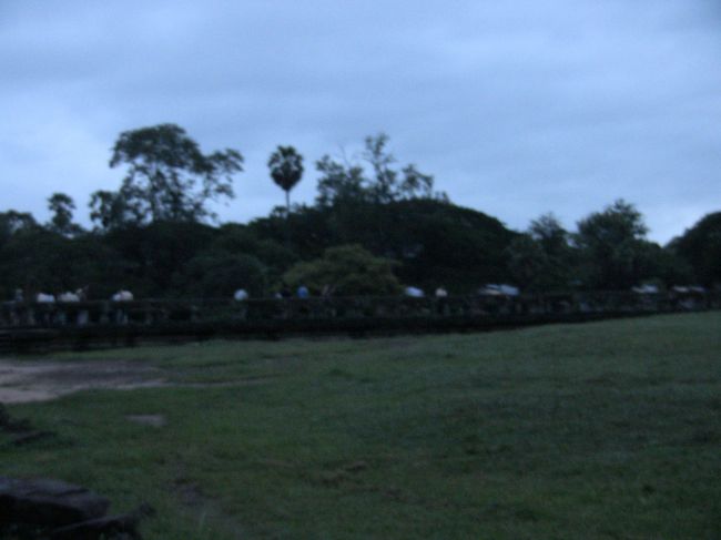 残念ながら曇り空。<br />朝日は望めませんでした。<br />せっかく早起きしたのに・・・<br />