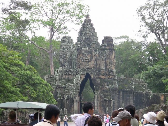 南大門。観光のスタートです。<br />あちこち壊れており時の長さを感じます。<br />