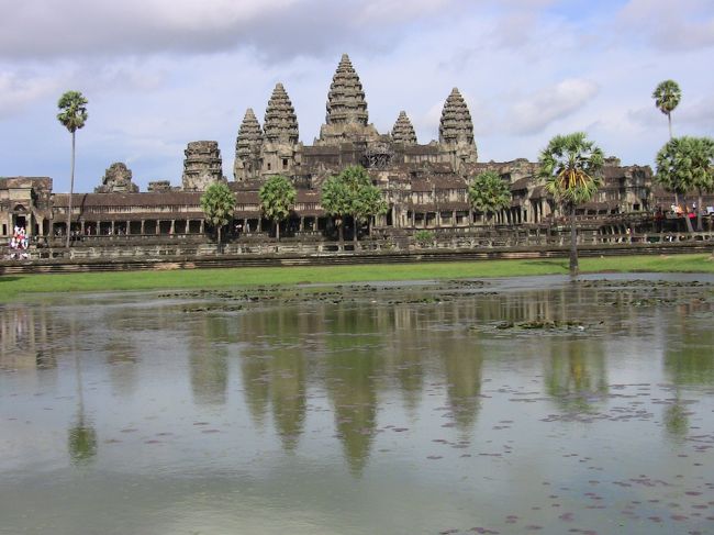 池に浮かぶアンコールワット。参道左側にある聖池から撮影。微風が吹いてなければもっときれいに写ったのに。しかし、風が吹かなければ、暑い。<br />