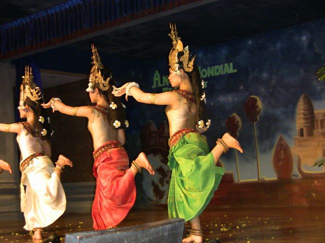 夕方から激しいスコール。夕日観賞はあきらめて、ディナーショーへ。<br />ブィッフェスタイルで幕の合間に料理を取りに行きました。