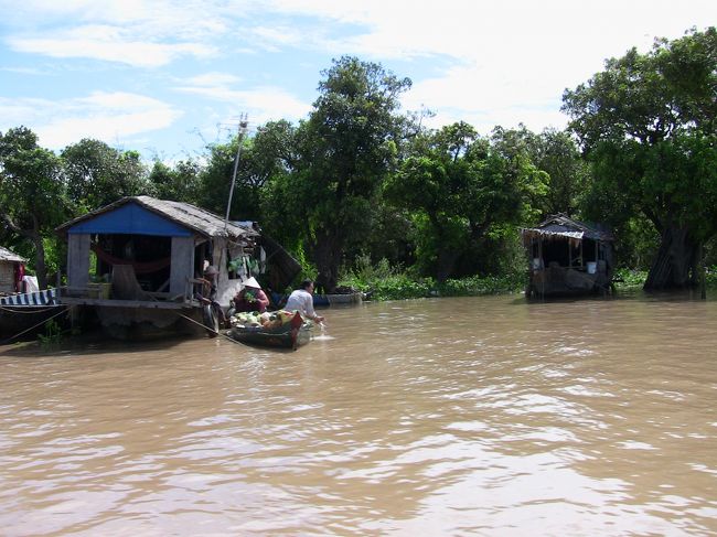 町から車で４０分。ボートには私とガイドさんの２人のみの貸し切り状態。<br />いざ、出航。<br />