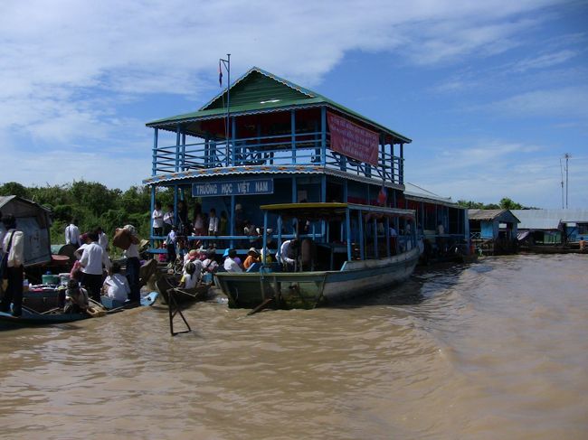 湖の上の小学校。<br />子供は小舟で通学。<br />