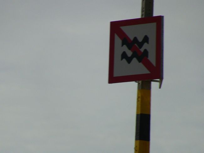 波注意？湖に向かう水路は決して広くない。<br />水上生活者はベトナム人だとのこと。<br />