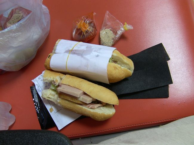 ガイドさんにフランスパンを買ってきてもらいました。これで＄１。野菜が別パックになっていて入れ忘れて食べてしまった。野菜だけ食べると酸味がきいたサラダだった。<br />移動するときは箸を忘れずに。便利だったのはウエットティシュ。黒いのは備長炭入りウエットティッシュです。<br />