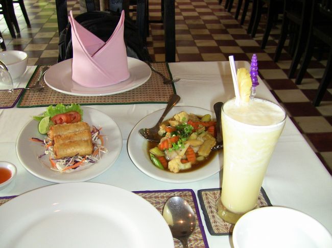 ２日目の昼食。レストランにて。<br />炒め物３品とグリーンカレー。<br />右はパイナップルシェイク＄２。<br />炒め物は普通の中華。<br />グリーンカレーはおいしかった。<br />