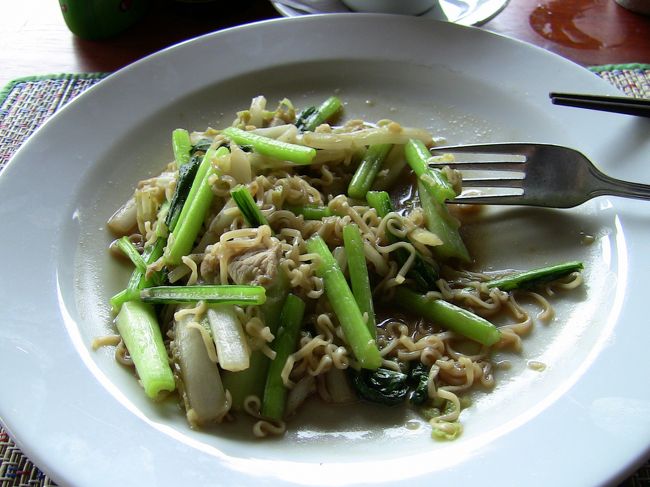 ３日目の朝食。タ　プロムホテルにて。<br />ヌードルの上に豚肉と野菜。<br />これを作るのに１５分待たされた。<br />