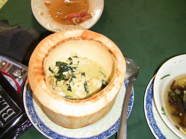 ３日目の昼食。レストランにて。<br />海草のスープと炒め物、揚げ春巻き。<br />写真はアモック・ツゥレイ。白身魚のココナッツ蒸し。食欲のない日には胃にやさしい味。<br />